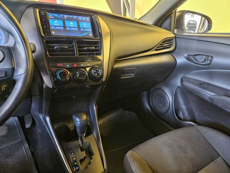 10-TOYOTA-YARIS-1.5-16V-FLEX-XL-MULTIDRIVE-BRANCO-2023-RR-AUTOMOVEIS-LOJA-DE-CARROS-FREGUESIA-DO-O-AVENIDA-PETRONIO-PORTELA