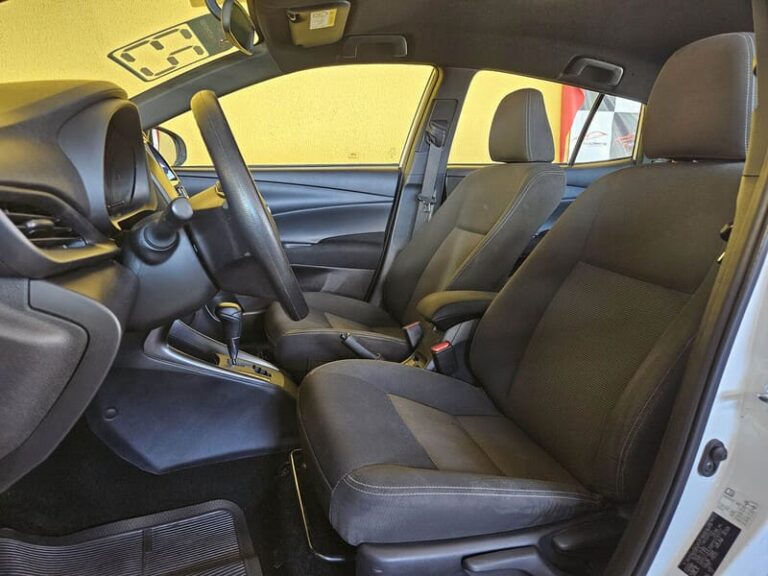 8-TOYOTA-YARIS-1.5-16V-FLEX-XL-MULTIDRIVE-BRANCO-2023-RR-AUTOMOVEIS-LOJA-DE-CARROS-FREGUESIA-DO-O-AVENIDA-PETRONIO-PORTELA