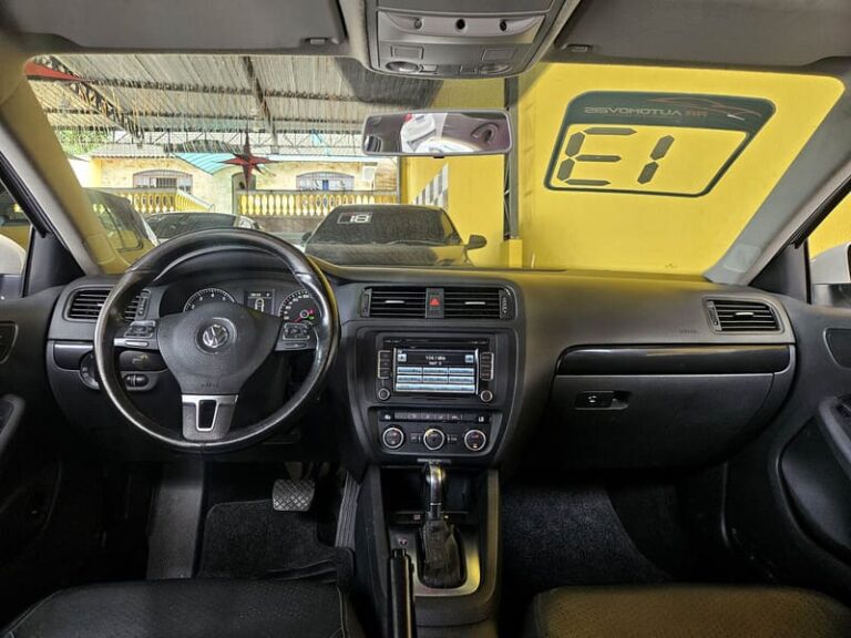 8-VOLKSWAGEN-JETTA-2.0-COMFORTLINE-FLEX-8V-AUTOMATICO-BRANCO-2013-RR-AUTOMOVEIS-LOJA-DE-CARROS-FREGUESIA-DO-O-AVENIDA-PETRONIO-PORTELA